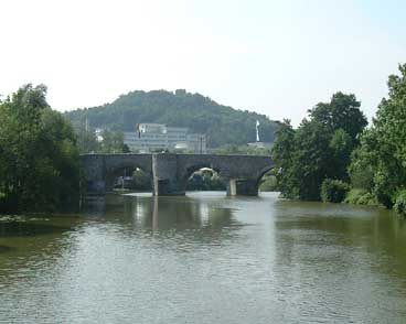 Alte Lahnbrücke mit Kalsmunt im Hintergrund